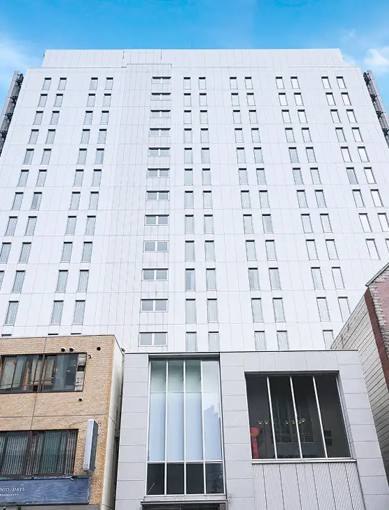 白い外壁のホテル正面外観とエントランス