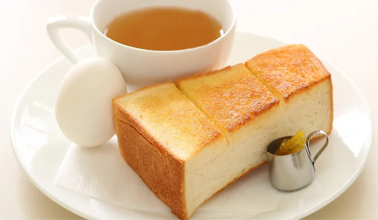 トーストとゆで卵、ドリンクがセットになった朝食プレート