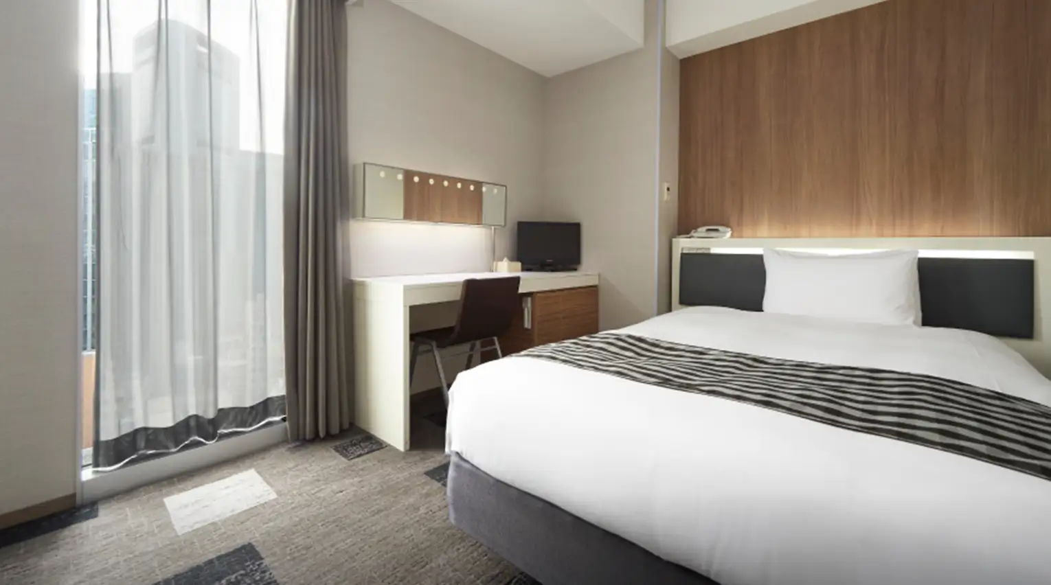 シングルベッドが設置されたコンパクトな客室