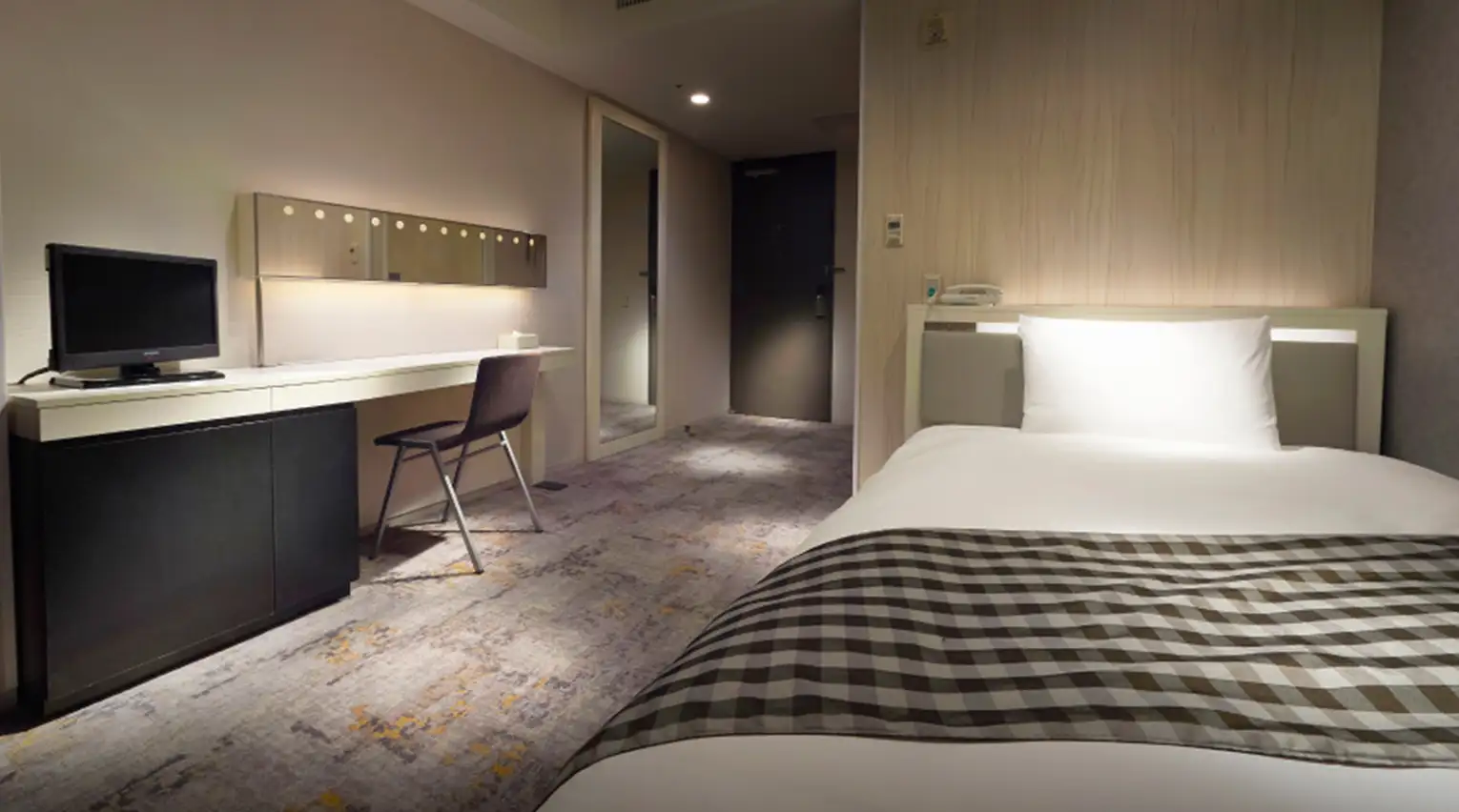 モダンな雰囲気の広々としたゆとりのある客室