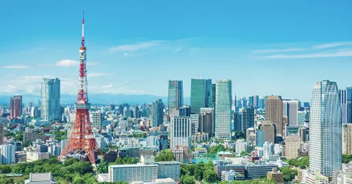 東京タワーと都心の高層ビル群を望む都市風景